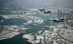 Des appareils de l'armée de l'air qatarie escortent l'avion transportant le président américain Donald Trump qui s'apprête à atterrir à Doha, le 14 mai 2025