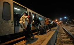Des migrants montent dans un train le 21 octobre 2015 à Tovarnik en Croatie à la frontière avec la Slovénie