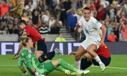 L'Anglaise Ella Toone (d) marque le but de l'égalisation contre l'Espagne en quart de finale de l'Euro, le 20 juillet 2022 à Brighton 