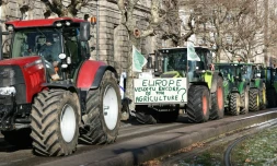 Une pancarte sur laquelle on peut lire "Europe, veux-tu encore de ton agriculture ?" est installée sur un tracteur à Strasbourg, dans l'est de la France, le 7 janvier 2026