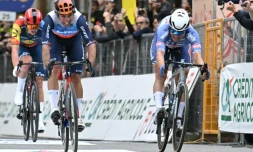 Jasper Philipsen (droite) remporte Milan-Sanremo devant Michael Matthews le 16 mars 2024