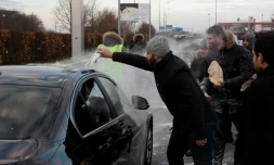Des VTC grévistes jettent de la farine sur une voiture d'un chauffeur non-gréviste, le 16 décembre 2016 sur l'autoroute reliant Paris à l'aéroport Roissy-Charles-de-Gaulle.