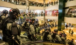 Des policiers anti-émeute interviennent dans le centre commercial de Ti Koo Shing à Hong Kong , le 3 novembre 2019 après une bagarre