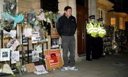 L'ambassadeur de Birmanie en Grande-Bretagne Kyaw Zwar Minn, devant son ambassade Ă Londres qui lui est interdite d'accĂšs par des diplomates pro-junte, le 7 avril 2021