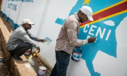 Des ouvriers peignent le logo de la Commission électorale nationale indépendante (Céni) à Lubumbashi, en République démocratique du Congo, le 20 décembre 2018.