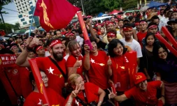 Des partisans d'Aung San Suu Kyi manifestent leur joie le 9 novembre 2015 devant le siège de la LND à Rangoun