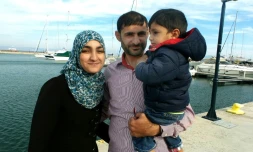 Mohamed Alheb, sa femme Nahil et leur fils Abdur, le 23 octobre 2017 sur l'île grecque de Lesbos