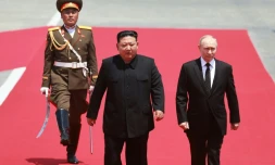 Le président russe Vladimir Poutine est reçu par le dirigeant nord-coréen Kim Jong Un lors d'une cérémonie sur la place Kim Il Sung à Pyongyang, le 19 juin 2024