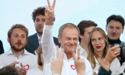 Donald Tusk, leader de l'opposition centriste pro-européenne Coalition civique, s'adresse à ses partisans aprÚs les sondages à la sortie des urnes, le 15 octobre 2023 à Varsovie, en Pologne