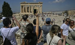 Des touristes visitent le site antique de l'Acropole, le 14 juin 2023 à Athènes