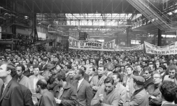 Des ouvriers en grÚve de l'usine Renault de Boulogne-Billancourt, occupée depuis le 16 mai 1968, écoutent un syndicaliste de la CGT