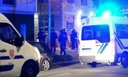 Des policiers à proximité de leurs véhicules le 3 mars 2019 à Grenoble, où les tensions sont montées après que deux jeunes se sont tués à scooter alors qu'ils étaient poursuivis par la police