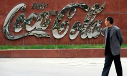 Devant une usine Coca-Cola en Chine, en avril 2012