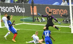 L'Islandais Kolbeinn Sigthorsson inscrit un but contre la France, en quart de finale de l'Euro, le 3 juillet 2016 au Stade de France