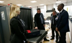 Les futurs agents de sûreté aéroportuaires apprennent à déceler l'arme ou l'explosif qui pourrait coûter la vie à des dizaines de passagers à Villepinte (Seine-Saint-Denis), le 9 novembre 2015