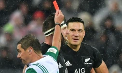 Le All Black Sonny Bill William (d) écope d'un carton rouge lors du second test-match face aux Lions britanniques, le 1er juillet 2017 à Wellington