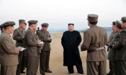 Photo non datée fournie le 16 novembre 2018 par l'agence de presse officielle nord-coréenne KCNA, montrant Kim Jong Un sur le site d'essais de l'Académie des sciences de défense. AFP PHOTO/KCNA VIA KNS