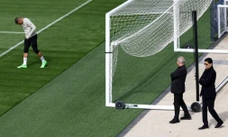 Kylian Mbappe (à gauche) et le président du Paris SG Nasser al-Khelaïfi (à droite) lors d'un entraînement le 6 mai 2024 à Poissy avant la demi-finale retour de Ligue des champions contre le Borussia Dortmund
