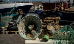 Des déchets plastiques retrouvés dans les eaux de la mer Egée par des pêcheurs et plongeurs, entreposés sur le marché aux poissons de Keratsini, en Grèce, le 26 mai 2023