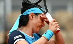La Tunisienne Ons Jabeur en difficulté face à la Polonaise Magda Linette à Roland-Garros, le 22 mai 2022 