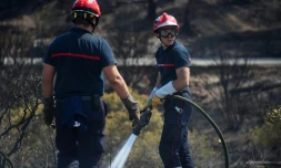 Des pompiers interviennent pour empêcher que le feu ne reparte aux Mayons, dans le Var, le 20 août 2021