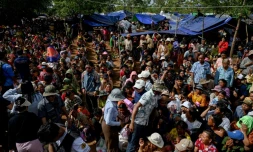 Des Cambodgiens déplacés par les combats attendent de recevoir de la nourriture dans une pagode de la province d'Oddar Meanchey, au Cambodge, le 28 juillet 2025
