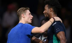 Le Canadien Denis Shapovalov (g) vainqueur du Français Gaël Monfils en quart de finale du Masters 1000 de Paris, le 1er novembre 2019