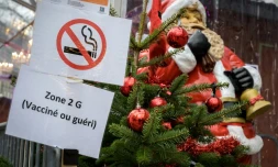 A l'entrée d'un marché de Noël de Lausanne, en Suisse, le 23 décembre 2021