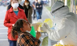 Un médecin effectue un prélÚvement pour un test Covid-19 à l'acide nucléique, le 24 avril 2020 à Shanghai