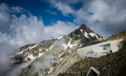 Vue sur le musée qui reconstitue l'univers de James Bond dans les montagnes de Tyrol, en Autriche, le 13 juillet 2018