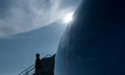 Hillary Clinton arrive à l'aéroport Bob Hope de Burbank, en Californie, le 13 octobre 2016