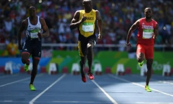 Le sprinteur jamaïcain Usain Bolt (d) lors de sa série du 100 m, le 13 août 2016 aux JO de Rio