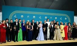 L'équipe de la série "Succession" qui a remporté l'Emmy de la meilleure série dramatique à Los Angeles, le 12 septembre 2022 
