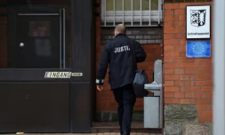 Un officier de justice entre dans le centre de dĂ©tention de Neumuenster (nord de l'Allemagne), oĂč l'ex-prĂ©sident indĂ©pendantiste catalan Carles Puigdemont serait dĂ©tenu aprĂšs avoir Ă©tĂ© arrĂȘtĂ© en Allemagne sur la base d'un mandat d'arrĂȘt europĂ©en, le 25 mars 2018