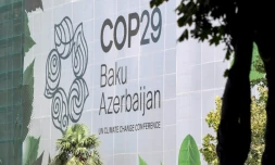 Le logo de la COP29 sur la façade d'un immeuble à Bakou le 11 septembre 2024