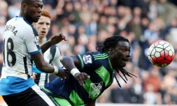 L'attaquant de Swansea Bafétimbi Gomis (d) à la lutte avec le défenseur de Newcastle Chancel Mbemba en Premier League, le 16 avril 2016 à Newcastle