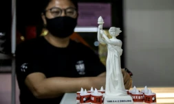 Une statuette de la "Déesse de la démocratie" et des bougies commémoratives de Tiananmen en vente dans une boutique de Hong Kong, le 3 juin 2022