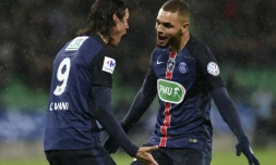 Edinson Cavani et Layvin Kurzawa célèbre un but  pour le PSG lors du quart de finale de la Coupe de France, le 2 mars 2016 à Saint-Etienne