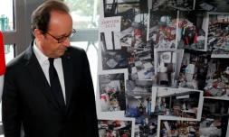 François Hollande devant des photos de l'imprimerie le 29 septembre 2016 à Dammartin-en-Goële