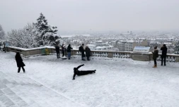 Des gens admirent la vue sur Paris en haut de la butte Montmartre, le 7 février 2018