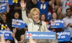 La candidate démocrate Hillary Clinton salue la foule aprÚs avoir remporté la primaire de Caroline du Sud à Columbia, le 27 février 2016