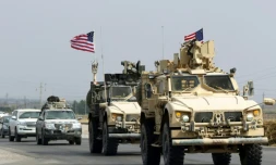 Des véhicules militaires américains arrivent dans la ville de Bardarach, dans la province kurde irakienne de Dohouk, le 21 octobre 2019