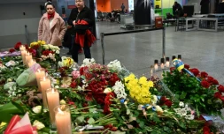 Un autel à la mémoire des victimes ukrainiennes de l'avion civil ukrainien abattu "par erreur" par l'Iran, à l'aéroport international de Kiev, le 11 janvier 2020