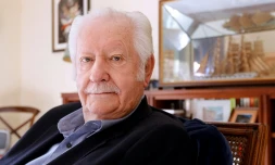 L'ancien animateur, musicien, producteur et auteur, Pierre Bellemare pose, le 25 octobre 2011 à son domicile à Neuilly