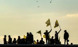 Des Kurdes syriens brandissent des drapeaux avec le portrait du fondateur du PKK, Abdullah Ocalan, le 27 février 2025, à Qamishli, en Syrie