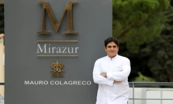 Photo archive montrant le chef argentin Mauro Colagreco le 15 février 2018 devant son restaurant Mirazur, situé à Menton dans le sud de la France, élu mardi meilleur restaurant du monde par le magazine britannique spécialisé Restaurant lors d'une cérémonie à Singapour.