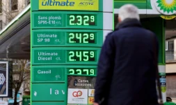 Prix Ă la hausse Ă cause de la guerre en Ukraine dans une station-service Ă Paris, le 9 mars 2022