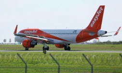 Un avion de la compagnie aérienne EasyJet atterrit à l'aéroport d'Orly, le 6 avril 2026 dans le Val-de-Marne
