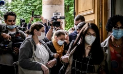 Valérie Bacot (c) arrive accompagnée de proches au tribunal de Chalon-sur-Saône, le 25 juin 2021