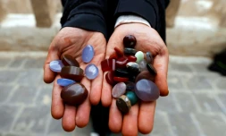 Safaa al-Faqih est l'une des rares femmes au Yémen à travailler les pierres semi-précieuses. Photo prise le 18 avril 2018 à Sanaa